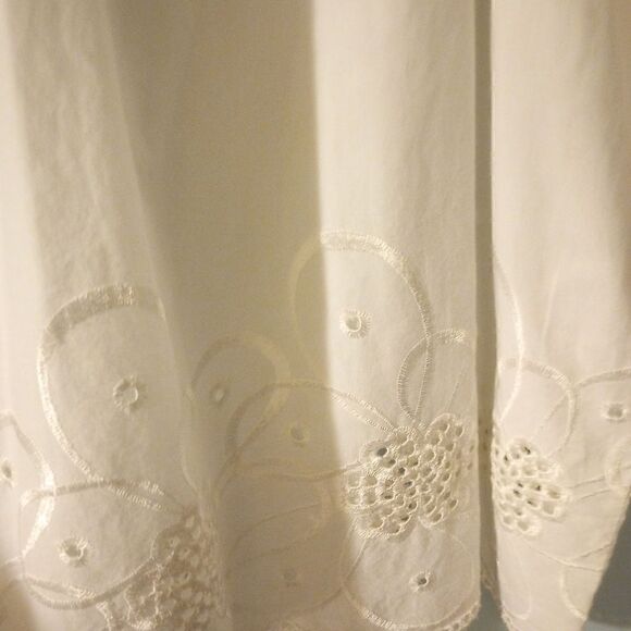 Kim Rodgers short sleeve top with eyelet lace scalloped hem - Picture 3 of 13